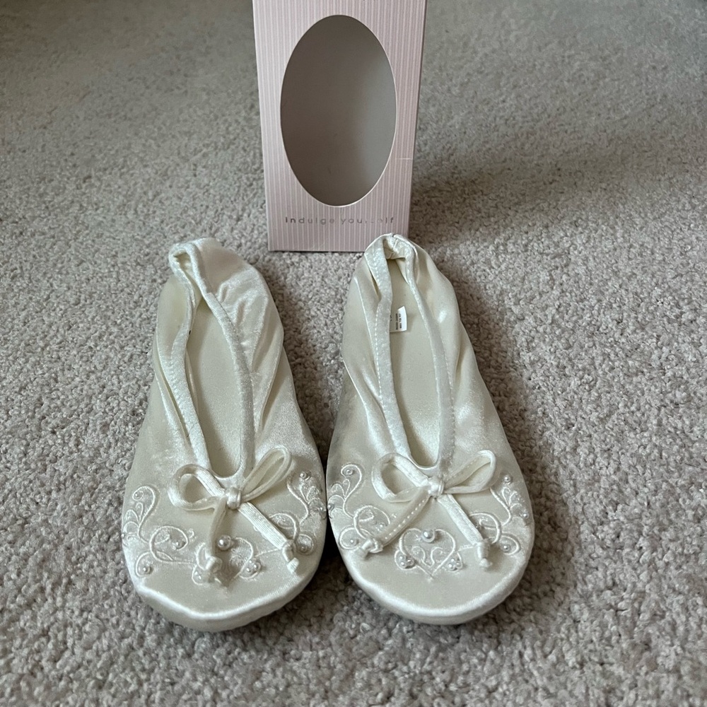 Isotoner Women’s Cream Slippers